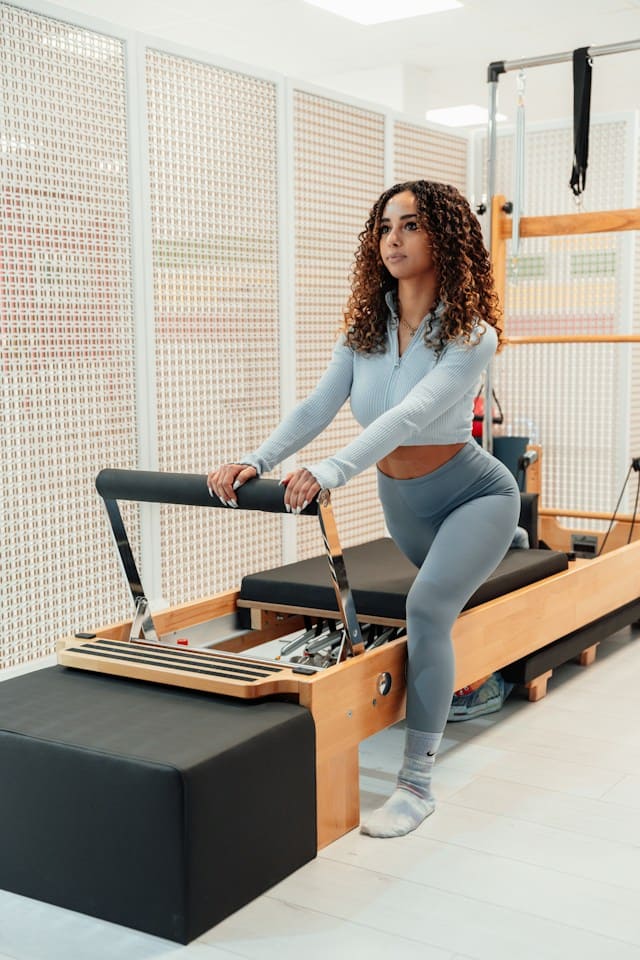 Instrutora praticando exercício de Pilates e Fisioterapia